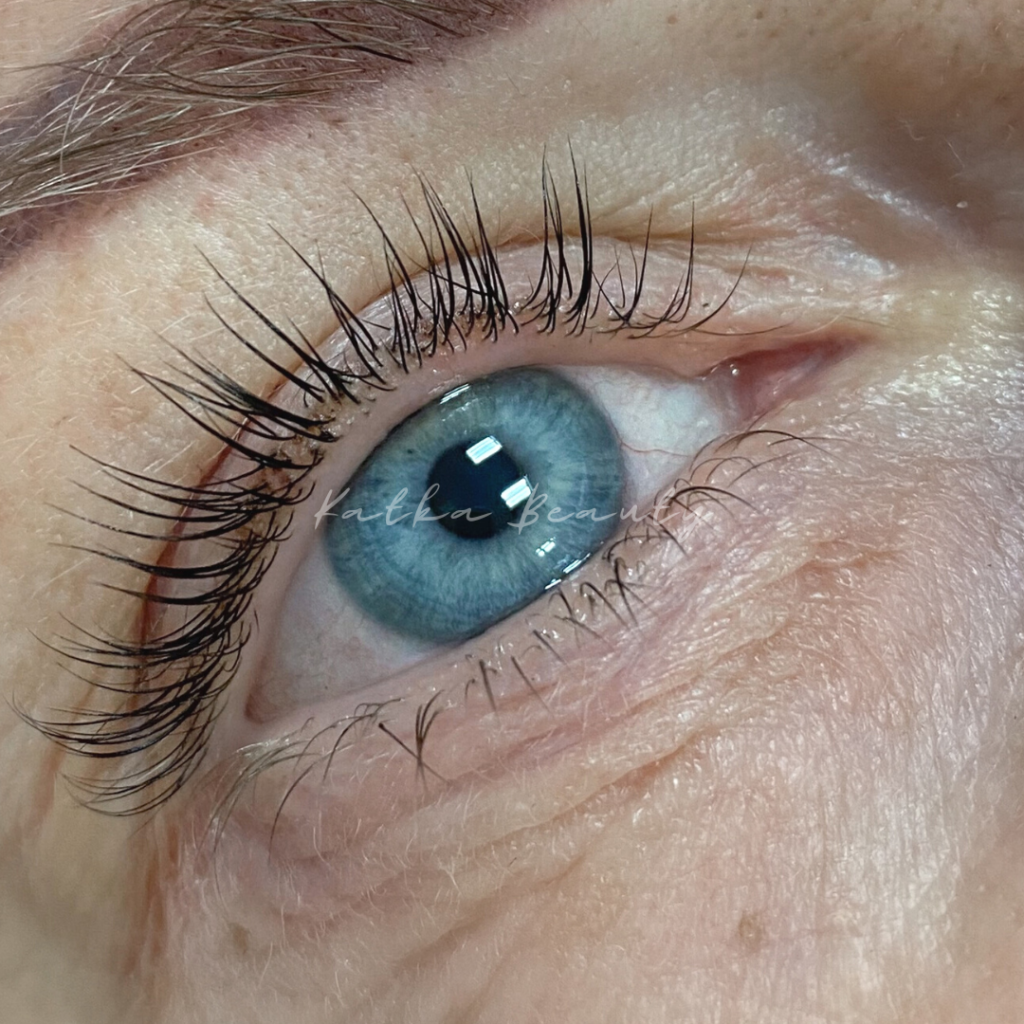 Laminace řas; Lash lifting; Laminace obočí, Brow bomber, Brow lamination