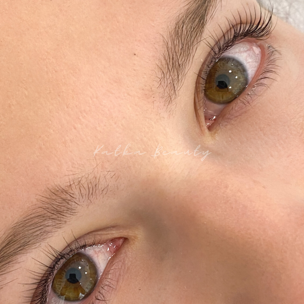 Laminace řas; Lash lifting; Laminace obočí, Brow bomber, Brow lamination