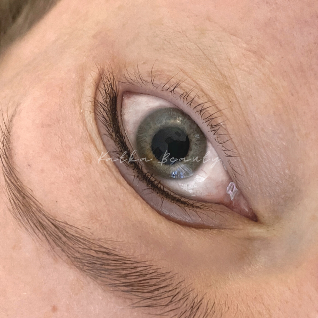 Meziřasová oční linka – permanentní make-up